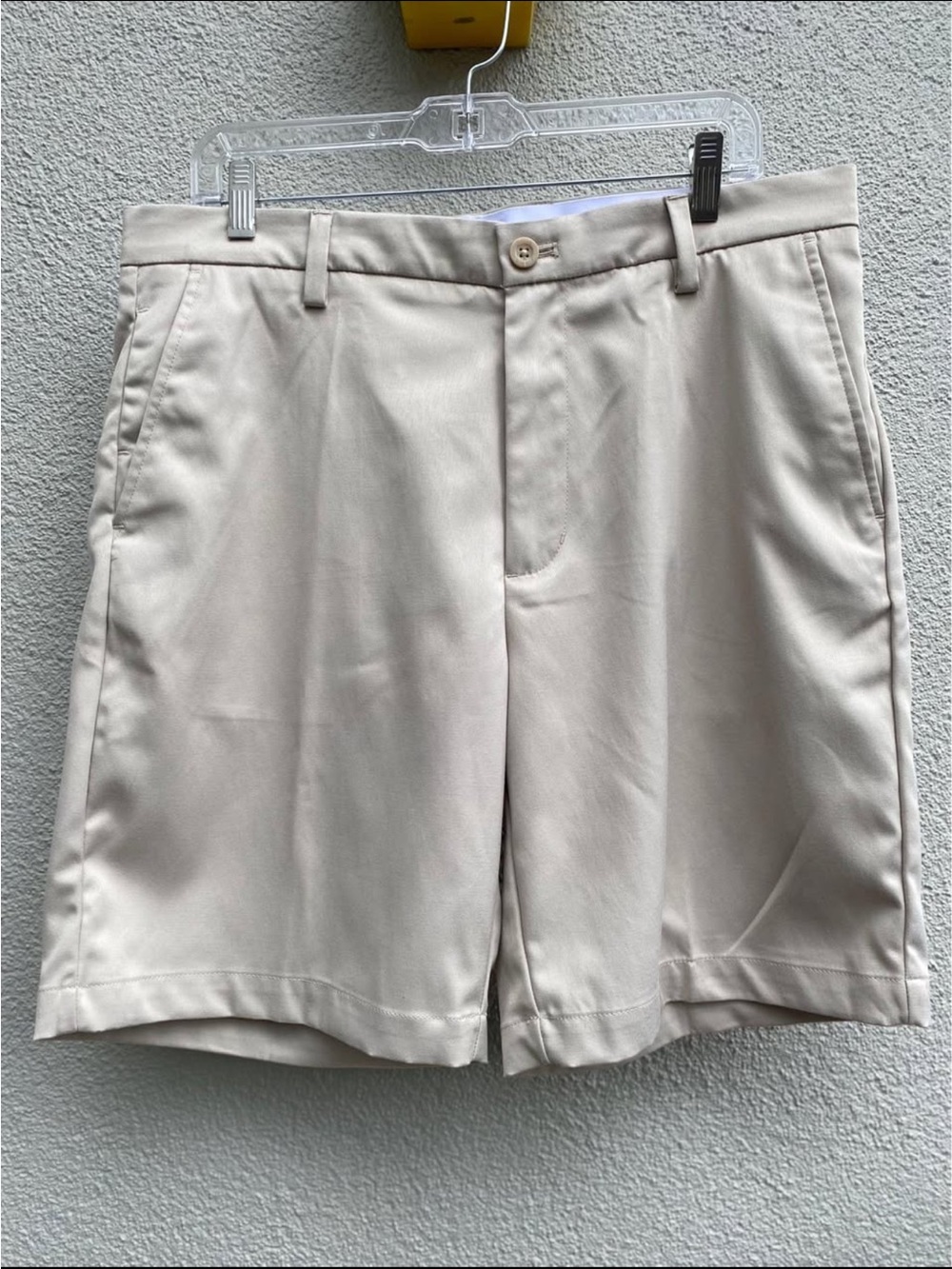Amazon Essentials Men's Flat Front Chino Shorts - Light Sand. Size 34
